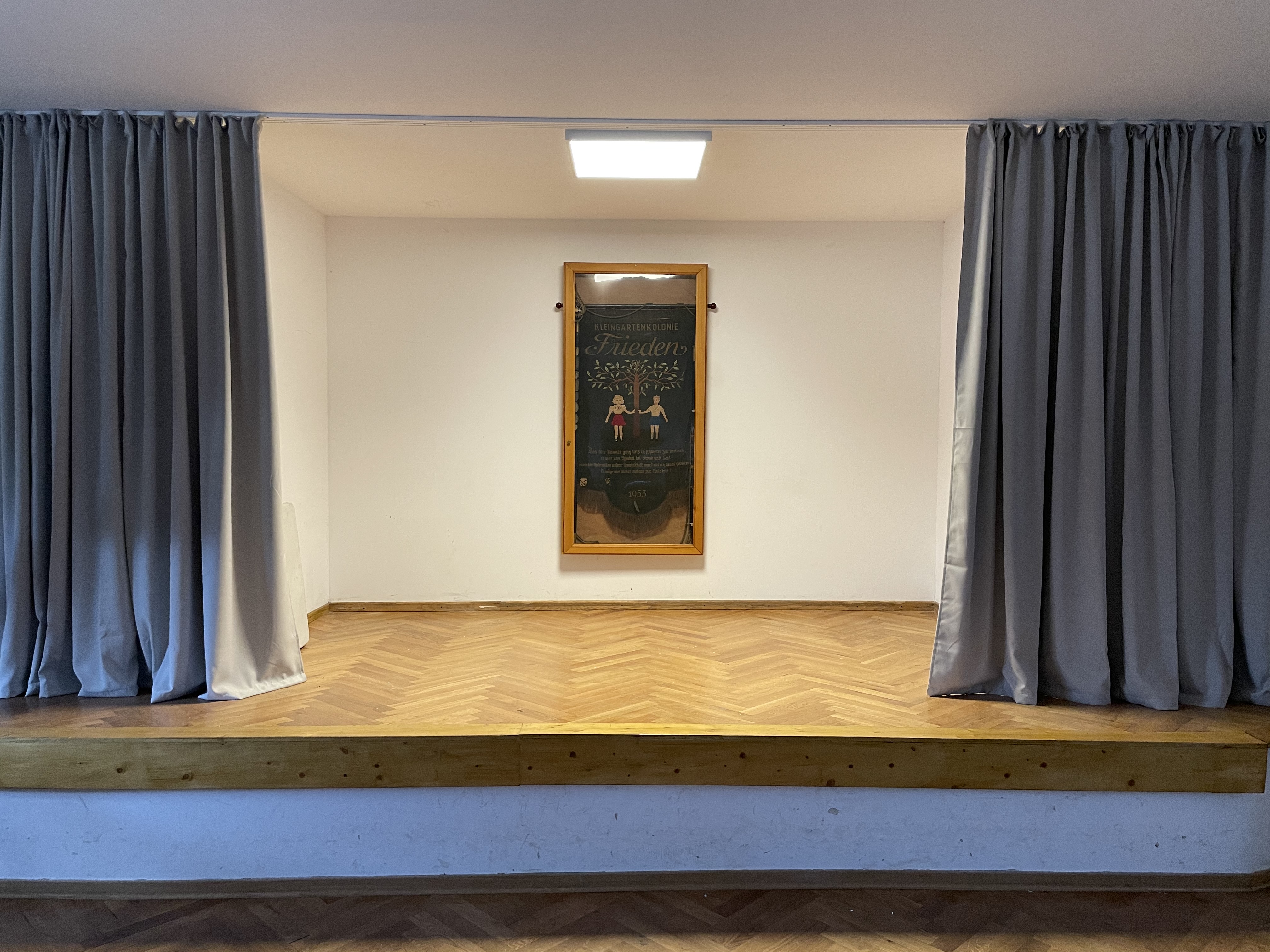 Buehne im Saal des Vereinsheimes